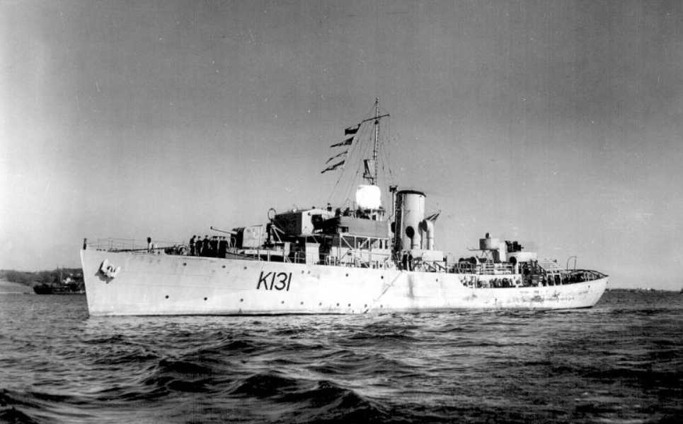 Канадский корвет «Чиллиуок» идет вдоль берега