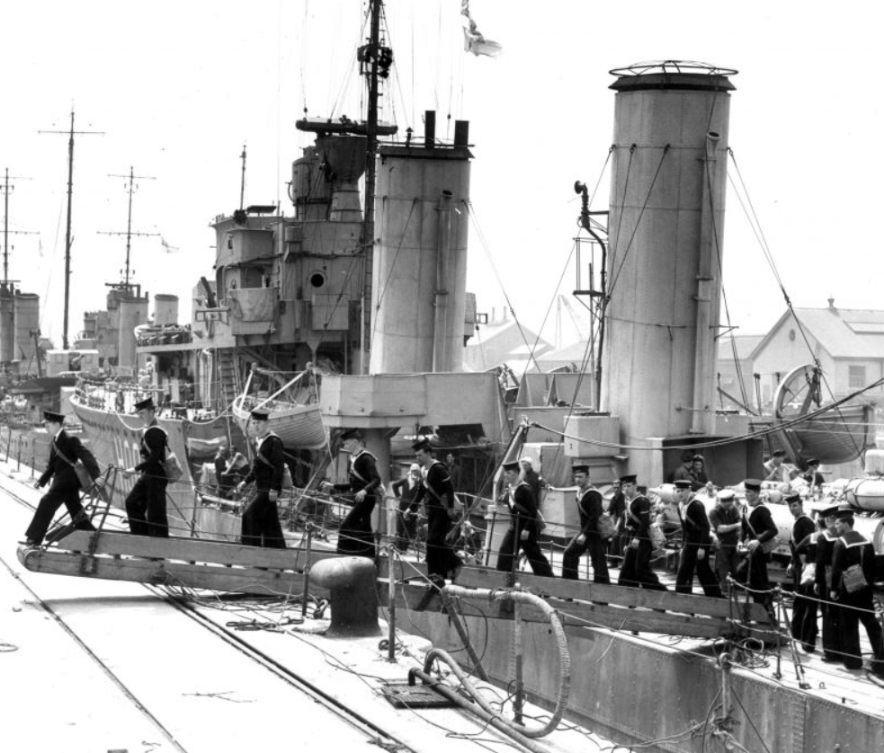 Матросы канадского эсминца «Рестигош» (HMCS Restigouche) сходят на берег в Плимуте (Великобритания)