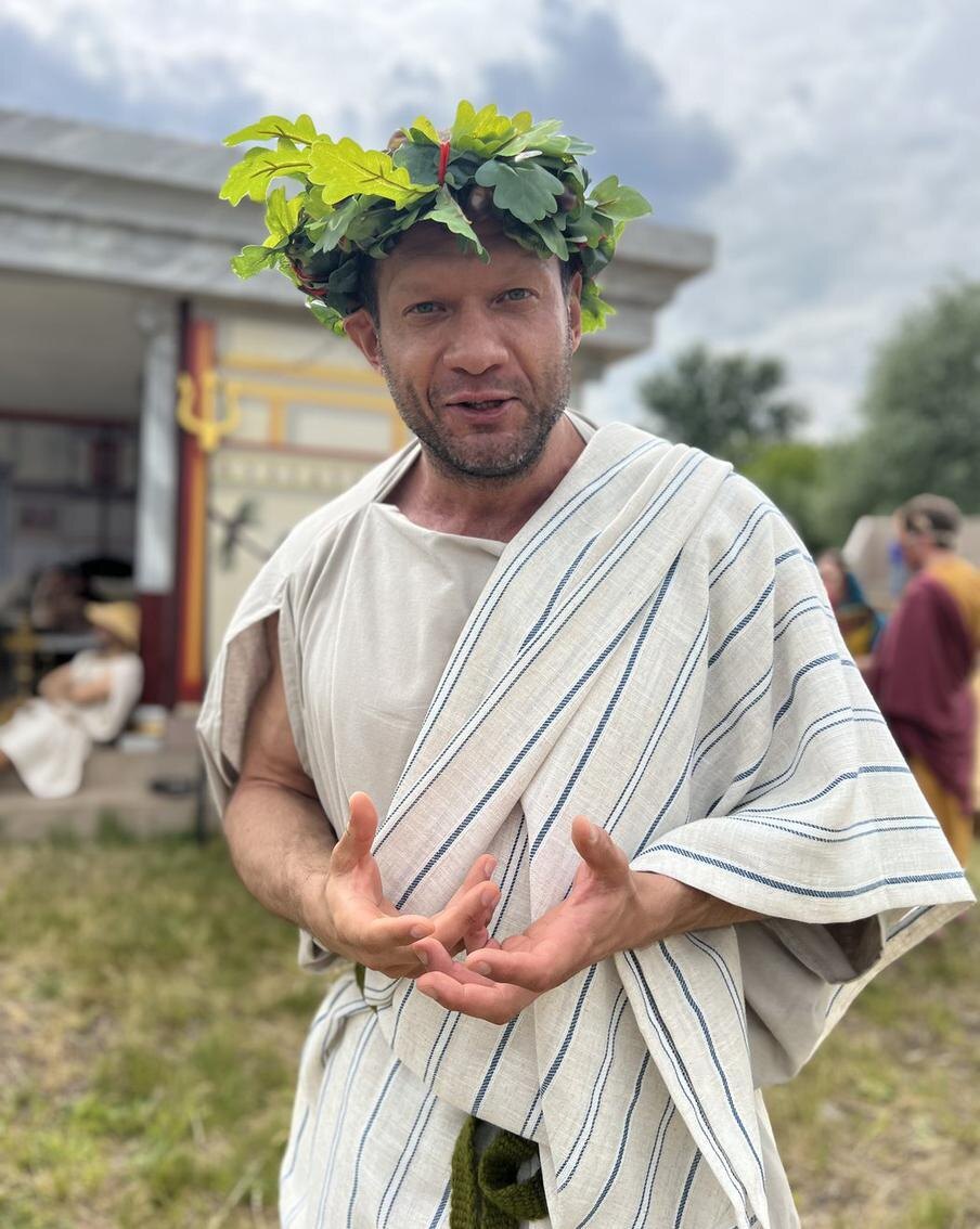 Евгений Жигаленков в восторге от формата уличного театра  @Ольга Гостюхина