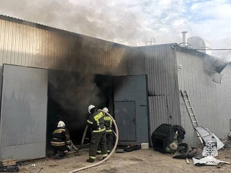     Автосервис загорелся в городе Валуйки, фото: t.me/mchs31
