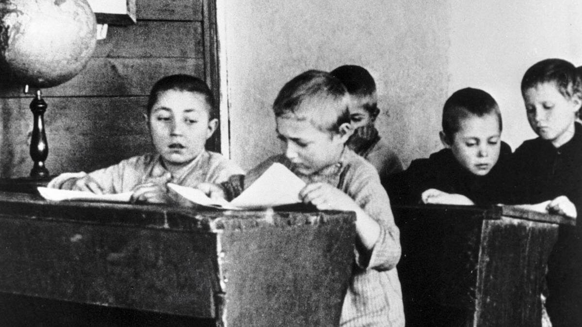    Ученики за партами на уроке в сельской школе / Фото: РИА Новости