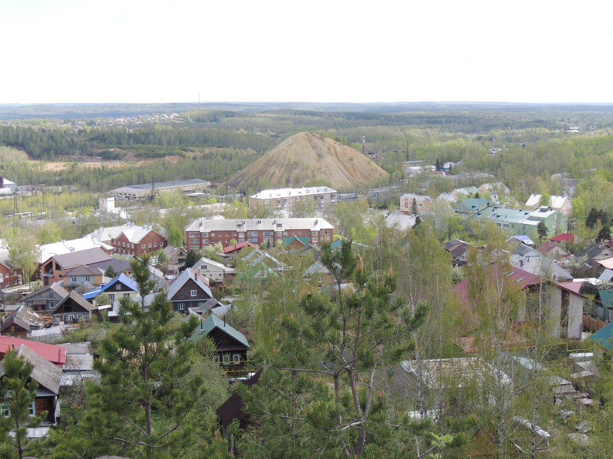 Вид на Дегтярск с горы Кульбазка. На центральном плане террикон и Дегтярское рудоуправление  с его разоушенными цехами. Здание с зеленой крышей в правом верхнем углу - Дворец культуры
