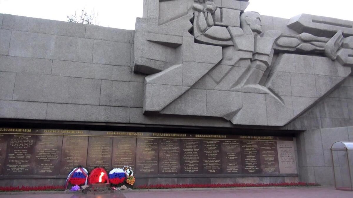 Вечный огонь и мемориал, посвящённый второй обороне Севастополя.