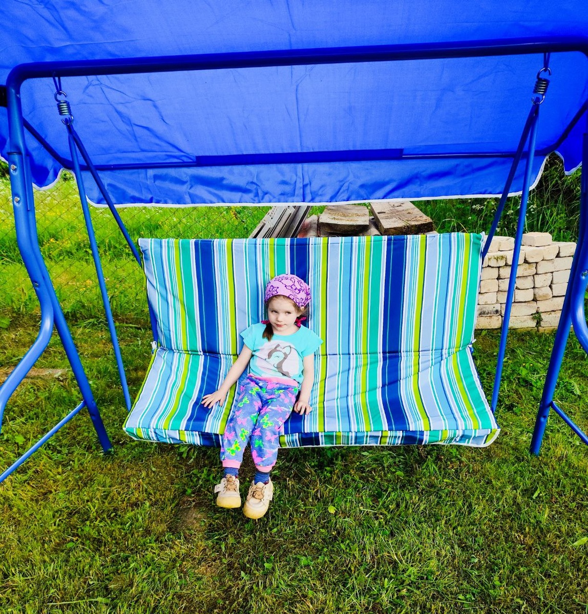 Лера и новая качель