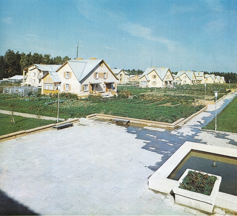 Рис. 1. Вид посёлка в 1980-х. https://pastvu.com/p/1953477