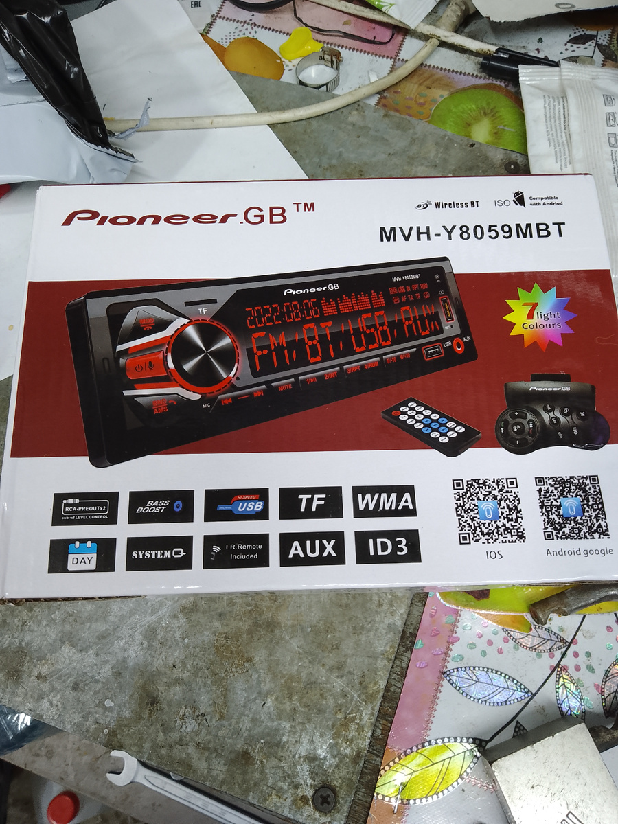 Коробка с магнитолой. Фото автора.