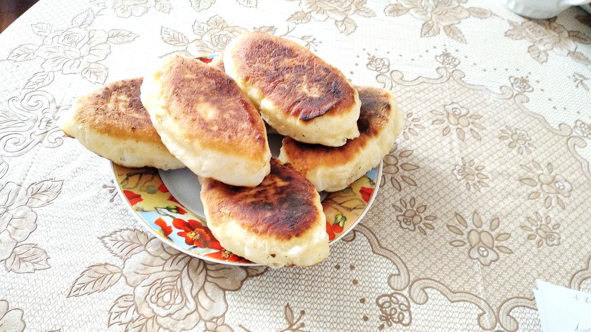 Готовые жареные пирожки с яблоками