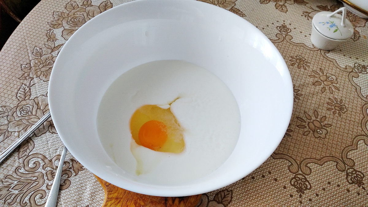 Выливаем в миску кефир, добавляем яйцо,соль, сахар