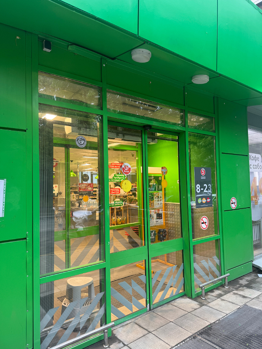 Утро началось с ожидания открытия Пятерочки )) Нужно было купить кефир для оладьев. Все-таки субботние завтраки - традиция. 