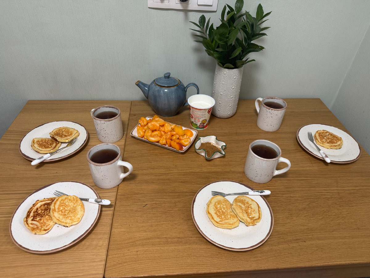 На завтрак творожные оладьи на кефире. В этот раз завтракали втроем, сын саботировал словами: слишком горячее все.