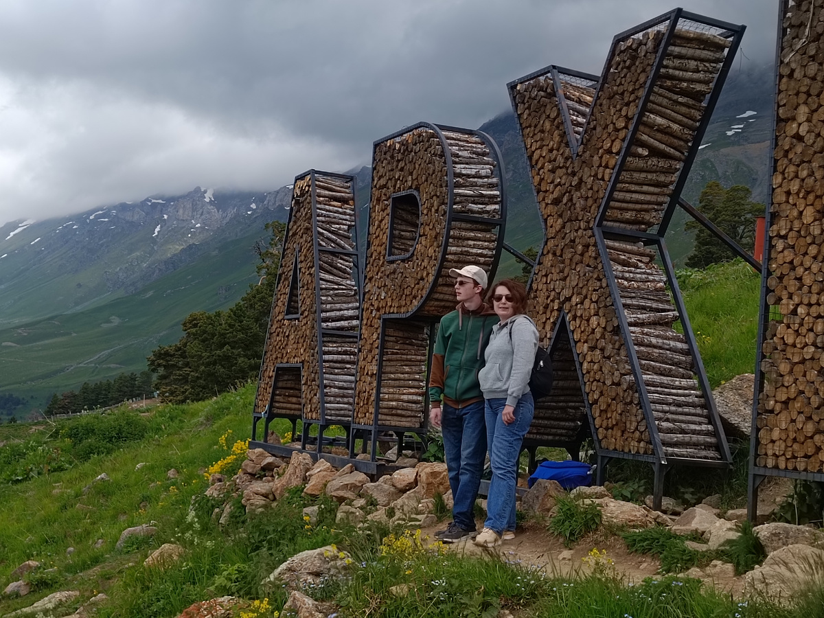 Надпись из поленьев🤩