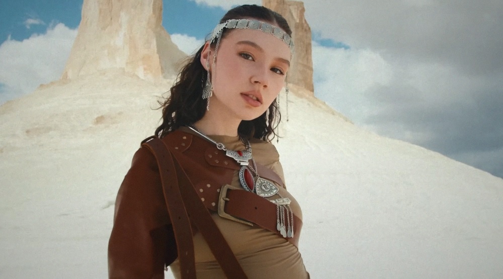     Кадр из клипа «Yola»