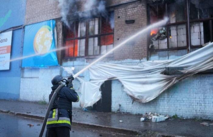 На Запорожском направлении ВС РФ нанесли комплексный удар по авиаремонтному заводу противника. Также поражены склады БПЛА и пункты запуска дальнобойных дронов, источник Телеграм-канал Дневник Десантника