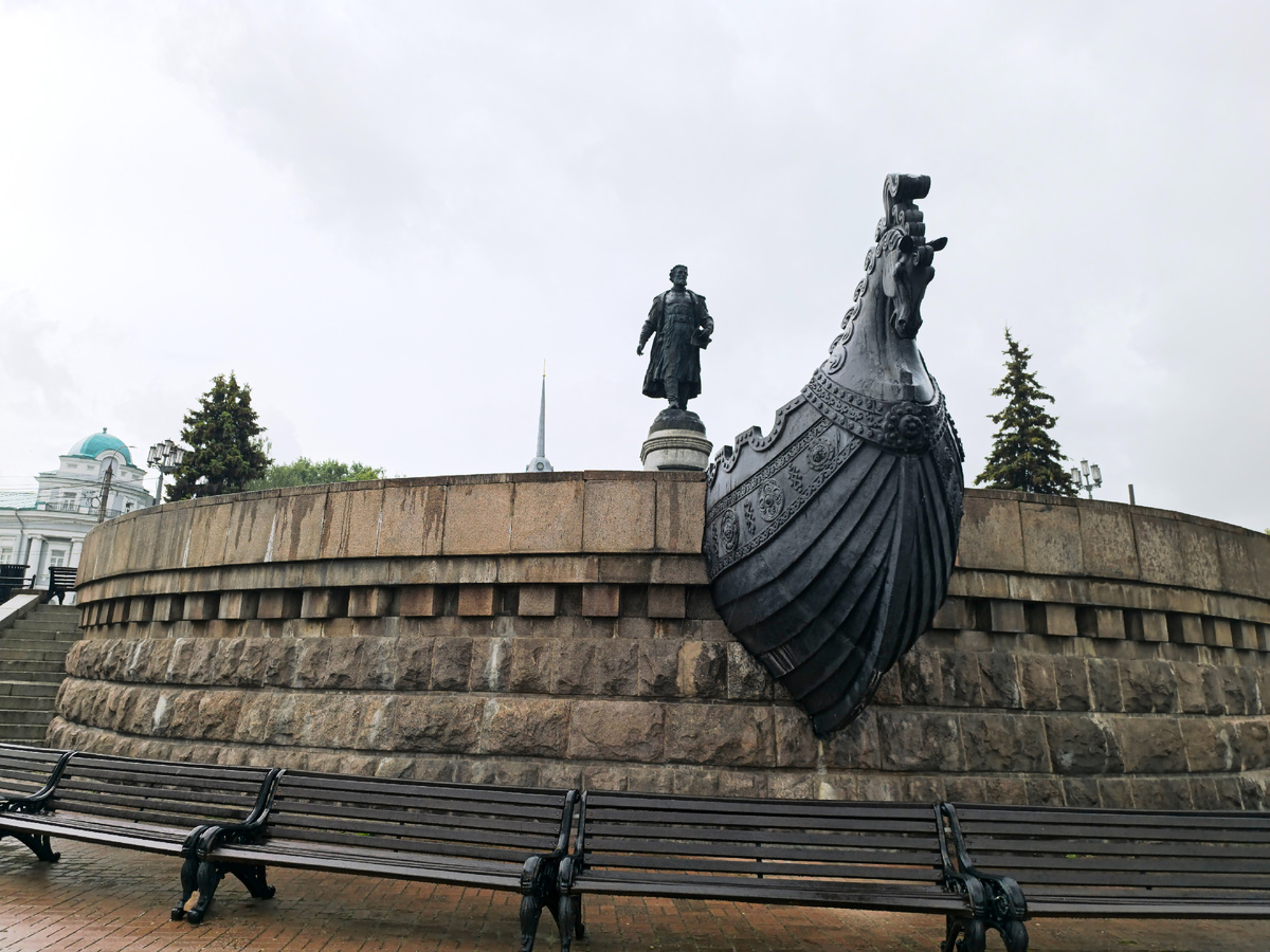 Памятник Афанасию Никитину на одноимённой набережной в Твери