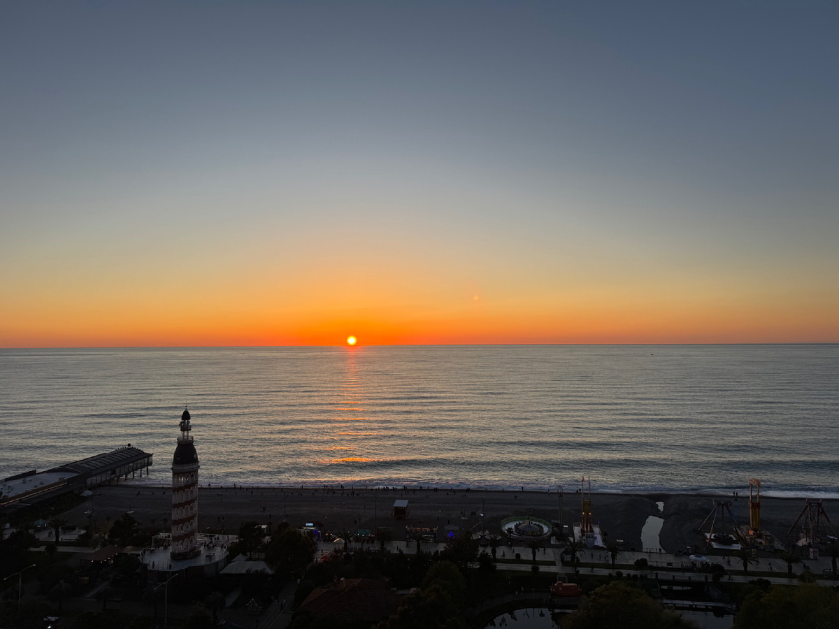 Закат в Батуми. Фото наше.