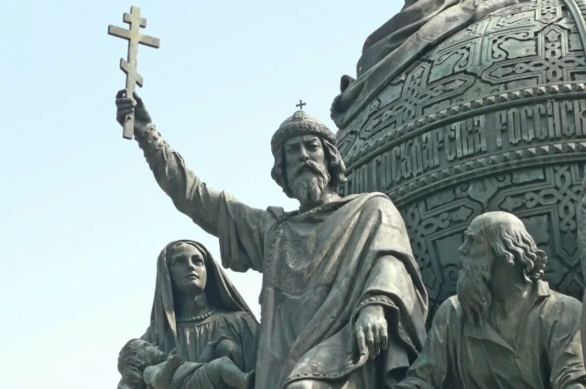 Фигура князя на памятнике "Тысячелетие Руси" в Новгороде