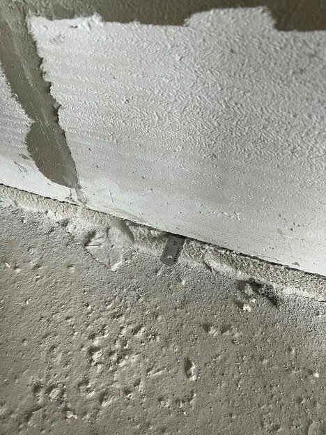 Трещины в кладке такие, что линейка проходит спокойно насквозь