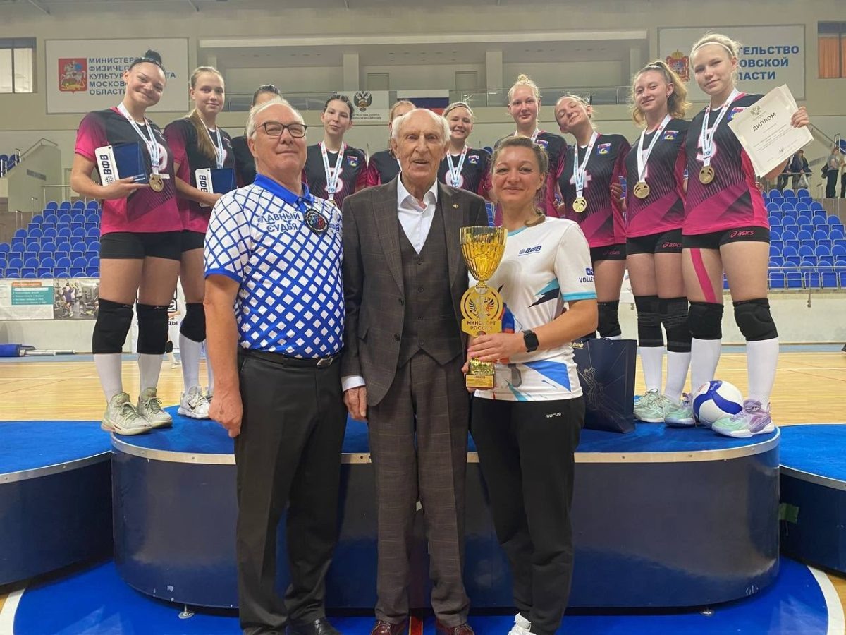    С чемпионским кубком - наставник девушек из Лыскова Ирина Чичина