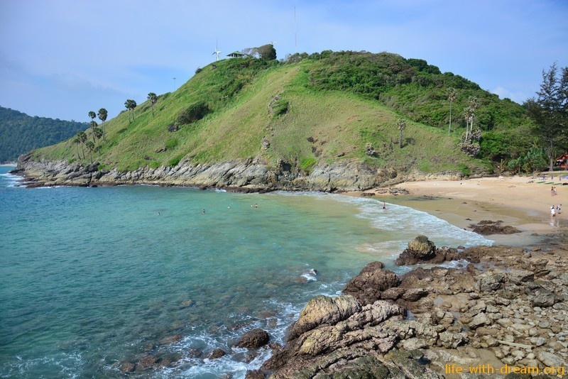 Пляж крошечный (около 150 метров в длину)