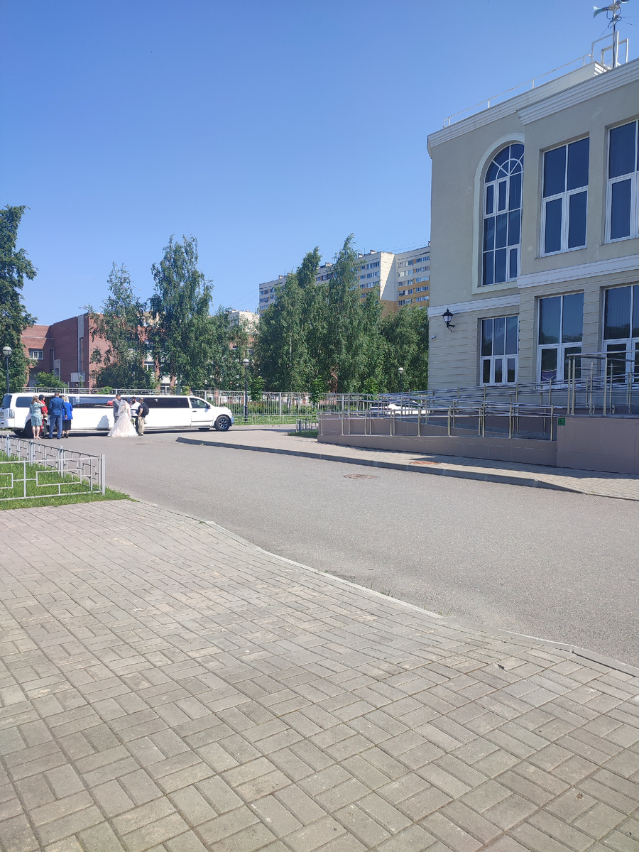 Лимузин у ЗАГСа..
