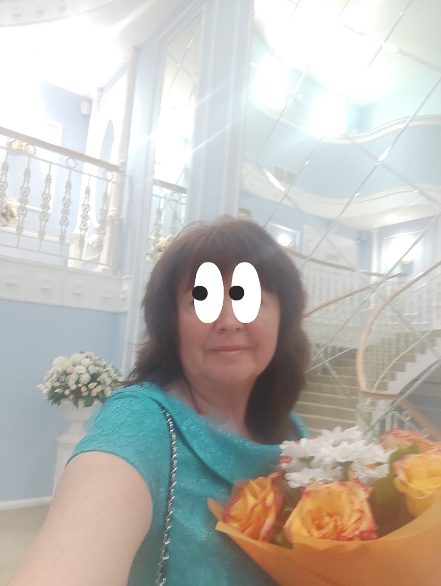 Я с букетом  в ЗАГСе)