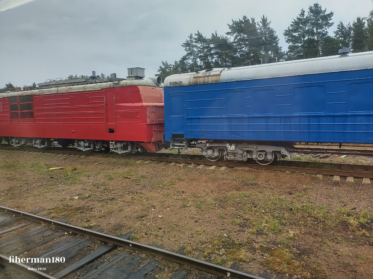 Поезд тренажёр Вл10-166 и пассажирский вагон.