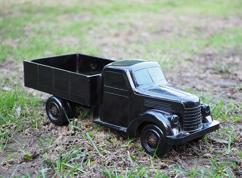 Игрушечный грузовой автомобиль ЗИС, изготовленный в начале 1950-х годов заводом "Карболит" в г. Орехово-Зуево. Из коллекции Андрея Мятиева.