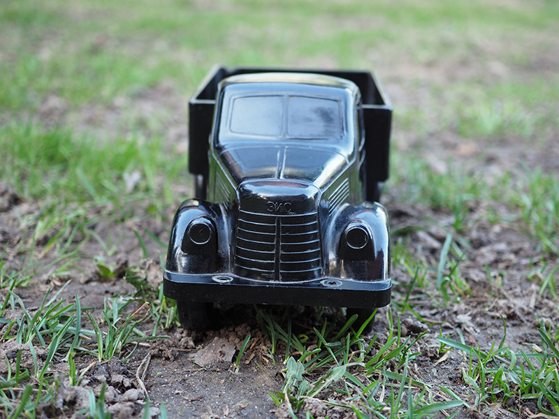 Игрушечный грузовой автомобиль ЗИС, изготовленный в начале 1950-х годов заводом "Карболит" в г. Орехово-Зуево. Из коллекции Андрея Мятиева.