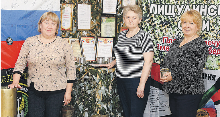 Нина Саввина, Валентина Фокина и Наталья Токарева в мини-музее