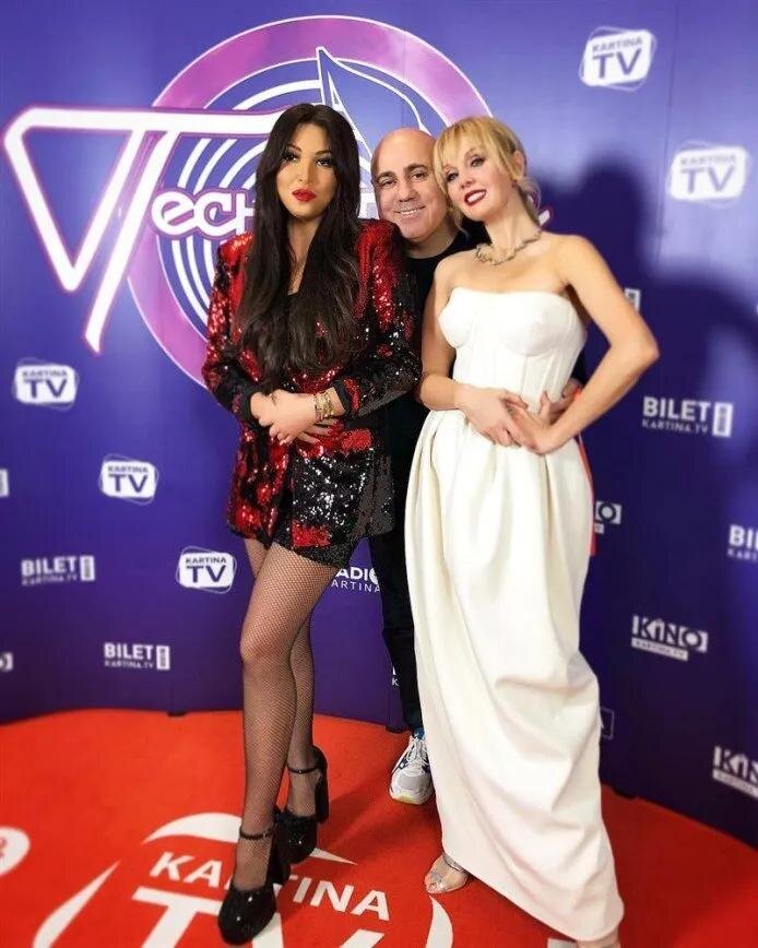 Певица Валерия попала в кадр показав свои идеальные плечи в бежевом палтье с американской проймой