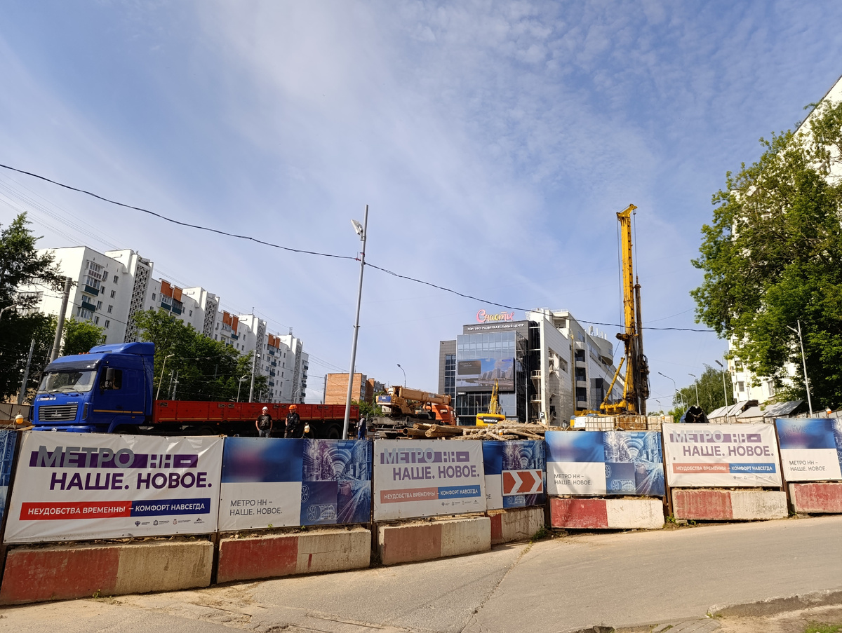 Вид на стройку с ул. Горького, если стоять спиной к пл. Сенной