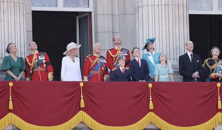 Королевская семья на балконе Букингемского дворца. Фотография из открытого источника. 