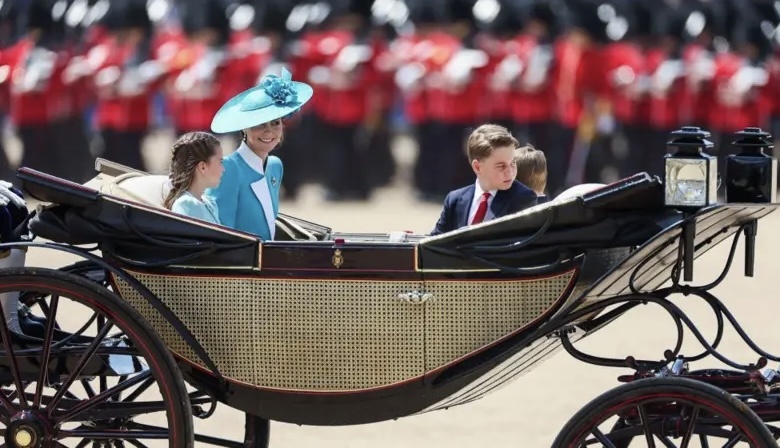 Кейт Миддлтон со своими детьми едет на парад в карете. Фотография из открытого источника. 