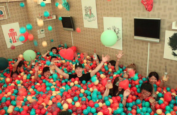 Веселые японцы пьянствуют и тонут в шарах