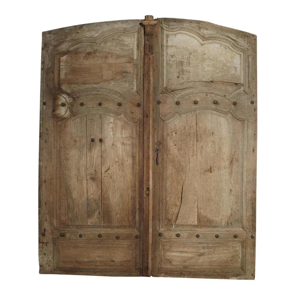 Дверь за которым хранился железный шкаф