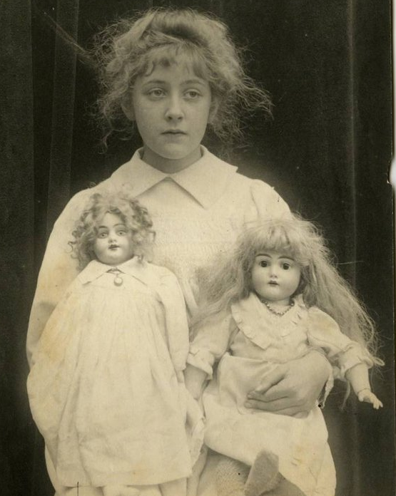 Агата Миллер с куклами Фебой и Розалиндой. Свою дочь она в будущем назовет Розалидной.
