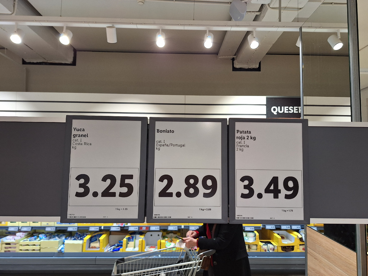 Юка - бониато - красный картофель, цены в мадридском супермаркете, (здесь за картофель цена за сетку в 2 кг)