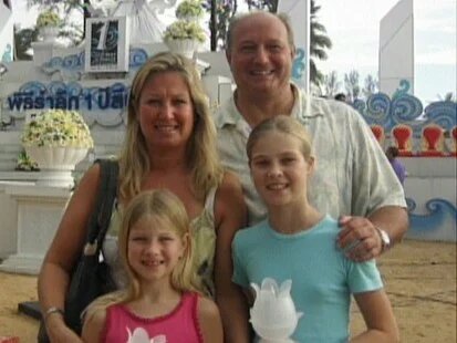 Тилли Смит (справа), ее сестра Холли, отец Колин и мать Пенни. Источник: https://www.mamamia.com.au/tilly-smith-tsunami/