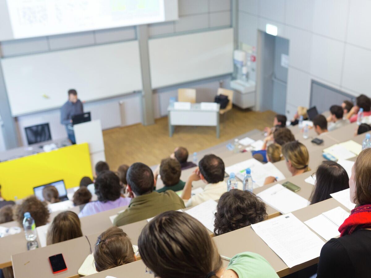    Студенты на лекции в университете© Depositphotos.com / kasto