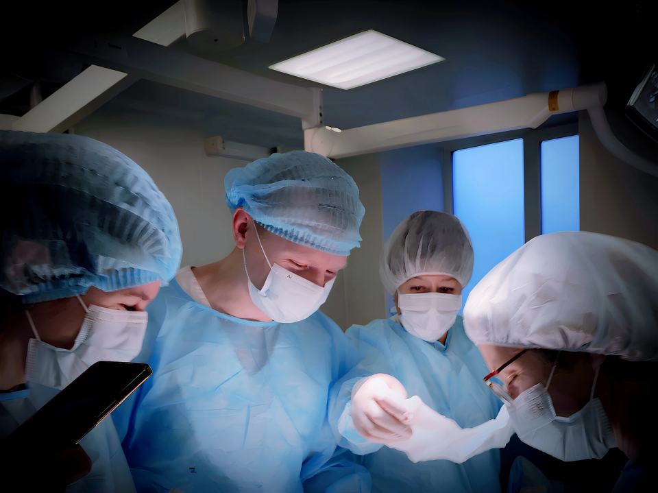    Врачи. Операция. Источник: vk.com/dgkb7barnaul