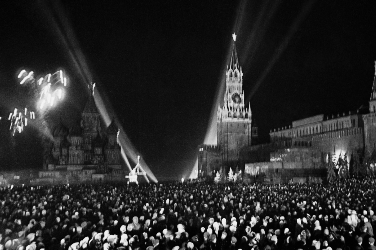 Тысячи людей на Красной площади смотрели Салют Победы. 9 мая 1945 года.