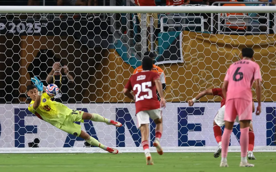Решающий момент игры: Оскар Устари отражает удар египтянина Трезеге. Фото: ФИФА
