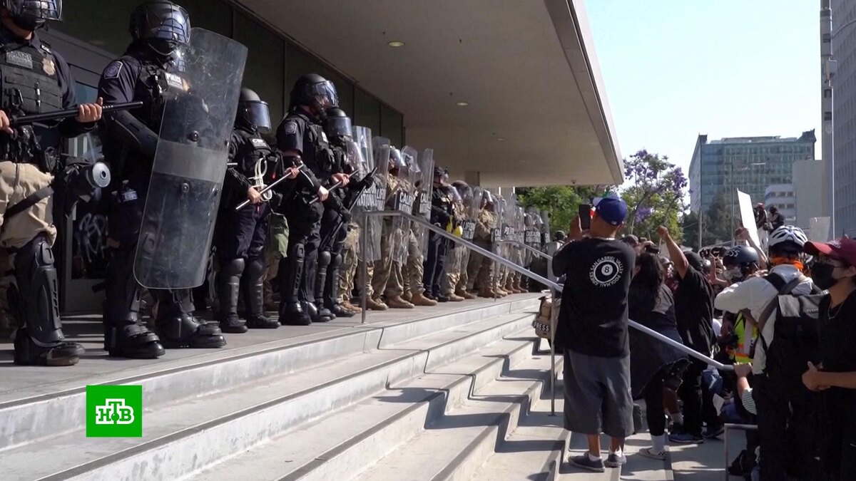    В США ко дню рождения Трампа готовят массовые акции протеста