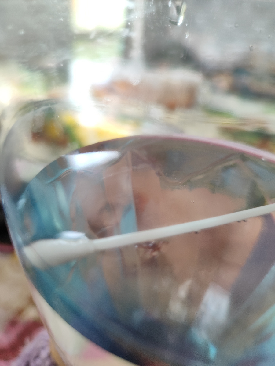 Вон он. Держится за палочку. Надо его отпустить в травку, да?