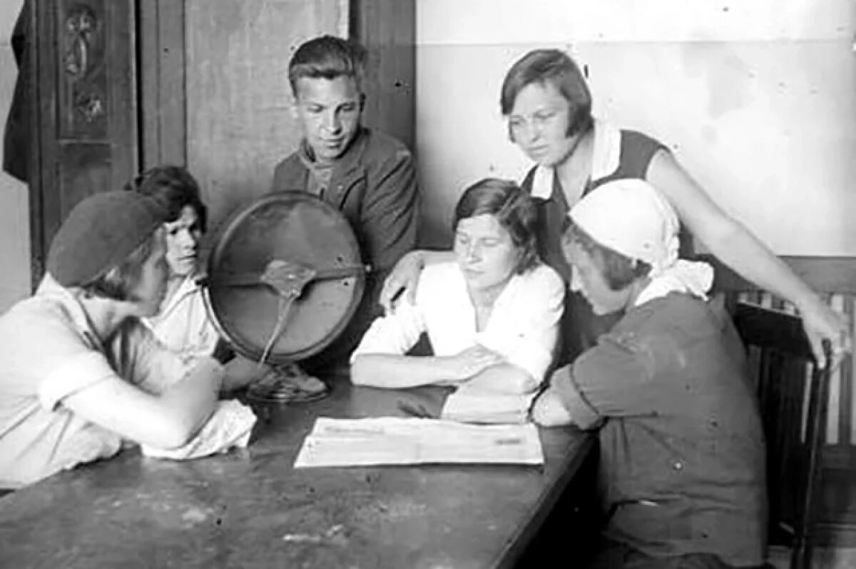    Именно радио стало оперативным, массовым, действенным средством информации, агитации и пропаганды.