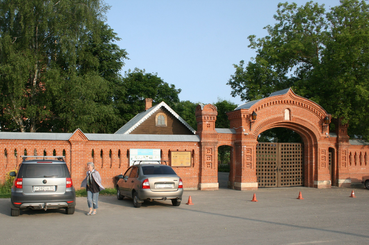 Главный вход в монастырь – Святые врата. Слева на фото – Светлана и моя машина.