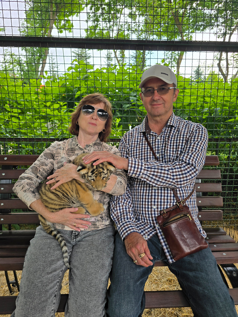 Улыбка у меня уже натянутая...