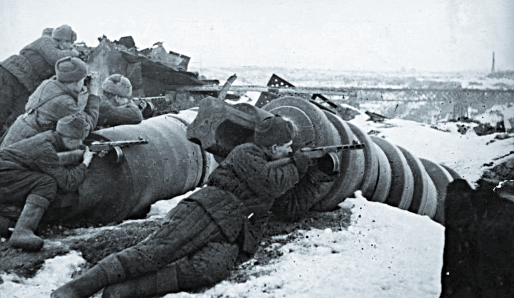 Советские автоматчики бьются за завод "Красный Октябрь" в Сталинграде.