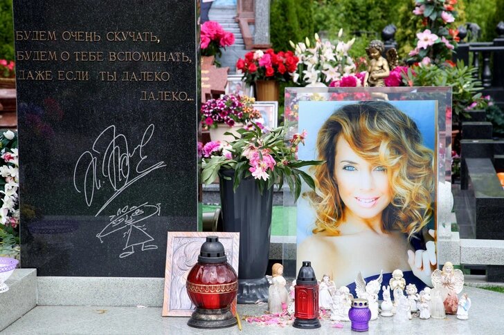 На памятнике Жанне Фриске высечены строчки из ее песни