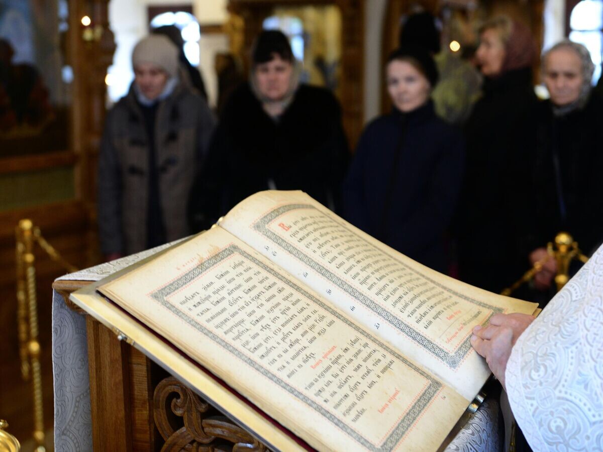    Во время совершения молебна на начало чина мироварения в Малом соборе Донского ставропигиального монастыря Москвы© РИА Новости / Сергей Пятаков